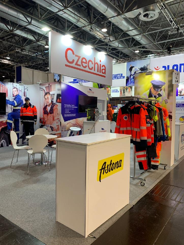 CZinDuesseldorf's tweet image. 🇨🇿Unternehmen präsentieren sich auf der weltweit größten Arbeitsschutzmesse #AplusA2023 in #Düsseldorf. 🇨🇿 Landesstand wurde von Generalkonsulin K. Larischová und dem Geschäftsführer #MD_GmbH Herrn Bernhard J. Stemfle eröffnet. 1/2