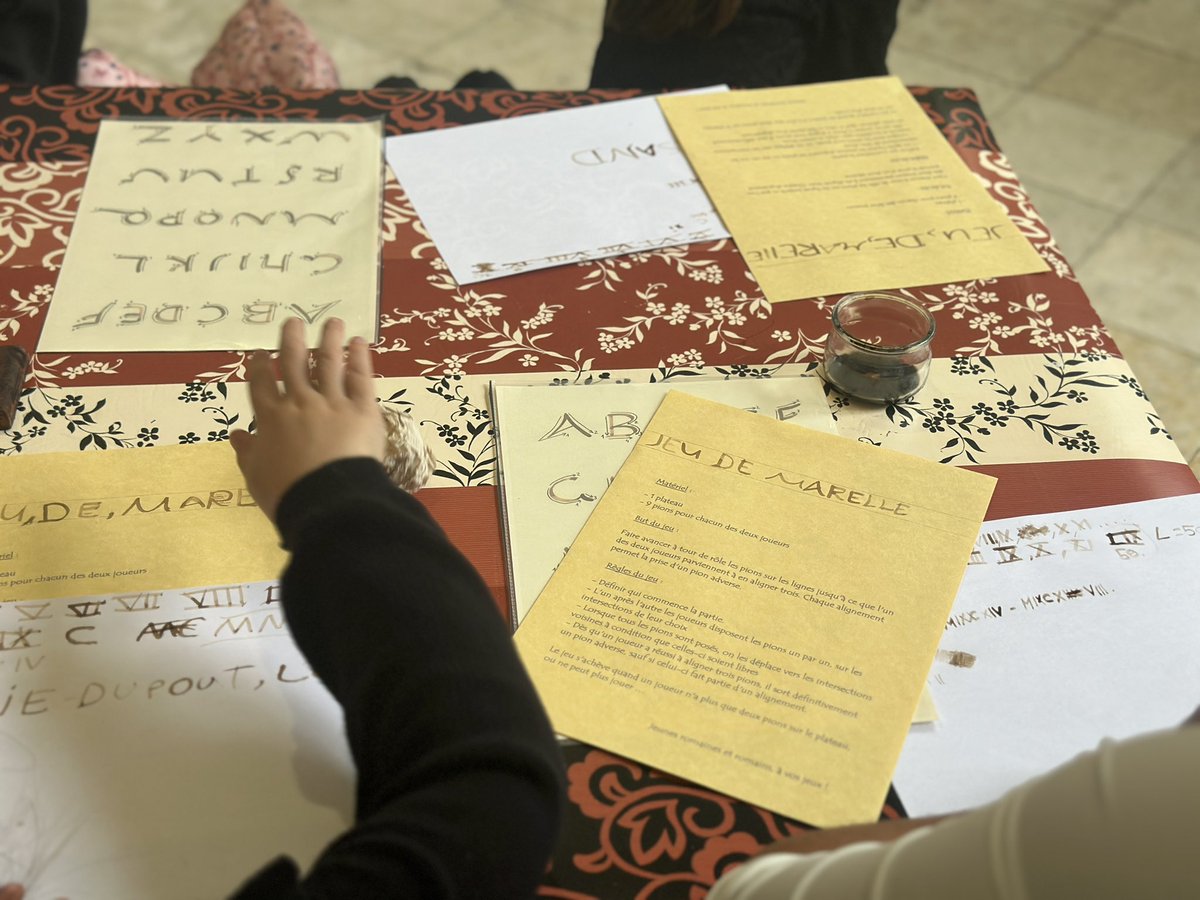 #musee | Présentement, un atelier d’initiation à la calligraphie romaine et à la fabrication d’un jeu de DÉ’ et de marelle est en cours à la mairie. Cette activité est organisée par le musée de Lectoure sous la supervision de Colette.