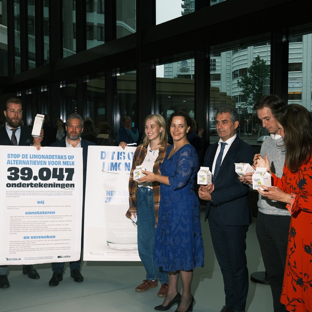 iklobby's tweet photo. Misty Mason overhandigde gisteren haar petitie met 39.047 handtekeningen aan de Tweede Kamer. 

Samen met Misty, @oatly, @Alpro en Friends for Brands zetten we ons in om de oneerlijke limonadetaks op plantaardige alternatieven voor melk te stoppen. Morgen stemt de Tweede Kamer! https://t.co/uHPhRwlkDj