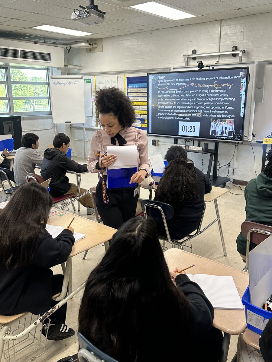 KeyMS_Cougars's tweet photo. Engaging students in the learning process increases their attention and focus. It moves them to more critical thinking. 🤩

Key Middle School Scholars are focused and ready to learn this morning! 💜💛

#KMS #HISD #Cougars #KeyMiddleSchool #WeGotTheKey https://t.co/8yrrsve7Am