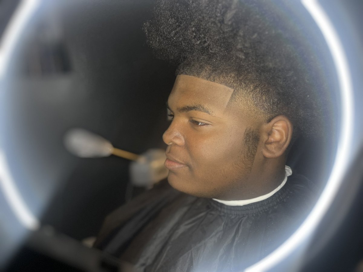 stunna_dev's tweet photo. More than just a barber… Some say imma super hero😂🫵🏾 Come get chopped!! https://t.co/u34ncDBlJY