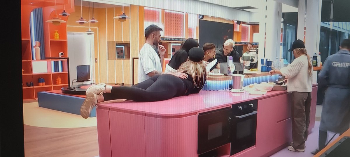 missludgate92's tweet image. Me explicas qué coño hace Yosana tirada encima de la encimera donde están cocinando?? #GHVIP25O