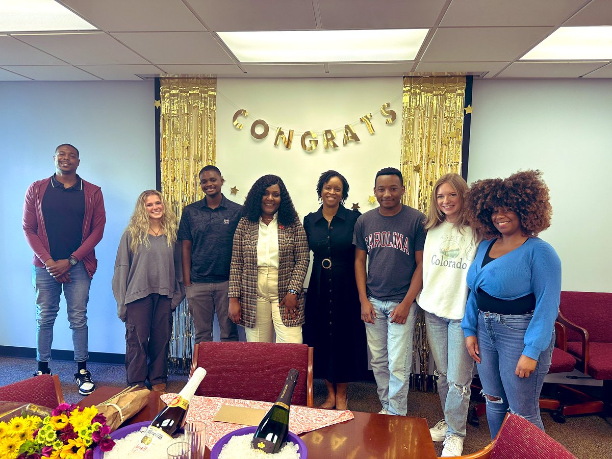 Yesterday we reached a milestone - @tanciabradshaw was the 1st student to earn her PhD from the Armstrong Lab. She presented a fabulous body of work, setting a precedent for future trainees. A fave quote from the day from her acknowledgements “our lab is lit” 🔥 🎊🍾