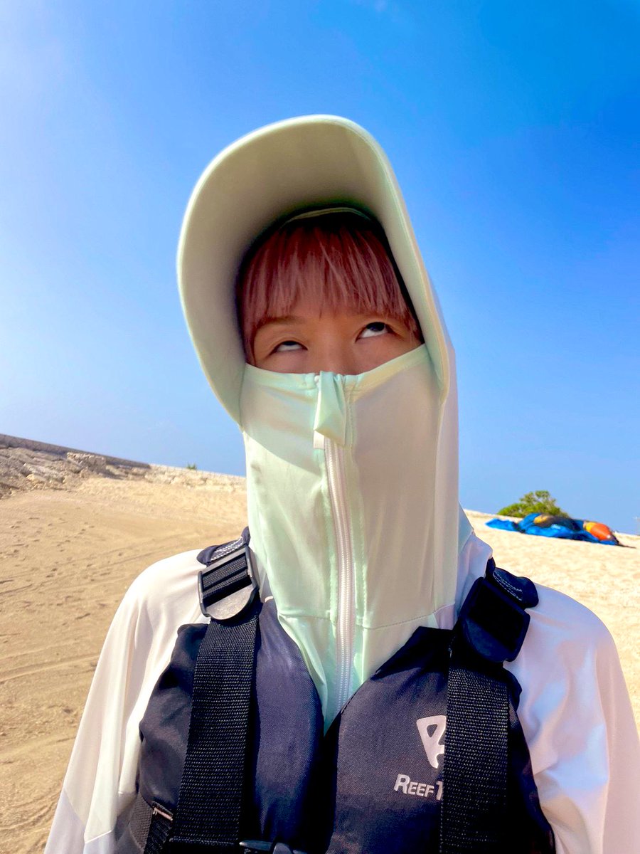 ma____mi____ko's tweet photo. 今日は誕生日でした〜👏
去年と同じ時期に同じ場所にいた🏖️
これは来年も行けるフラグか😎？
この1年もたのしくかわいく元気に生きたいと思いま〜す☺︎🩵🧡 https://t.co/9uGHYTXiqg