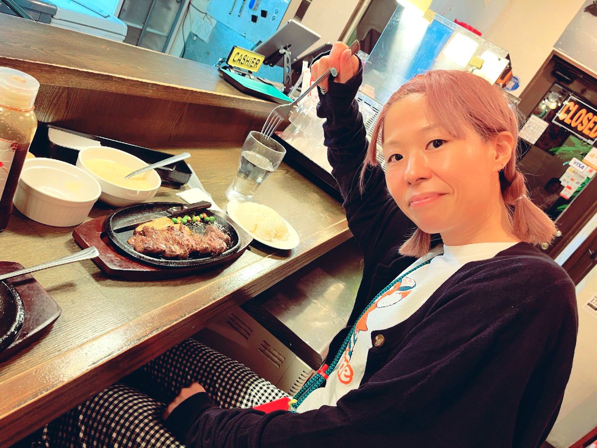 ma____mi____ko's tweet photo. 今日は誕生日でした〜👏
去年と同じ時期に同じ場所にいた🏖️
これは来年も行けるフラグか😎？
この1年もたのしくかわいく元気に生きたいと思いま〜す☺︎🩵🧡 https://t.co/9uGHYTXiqg