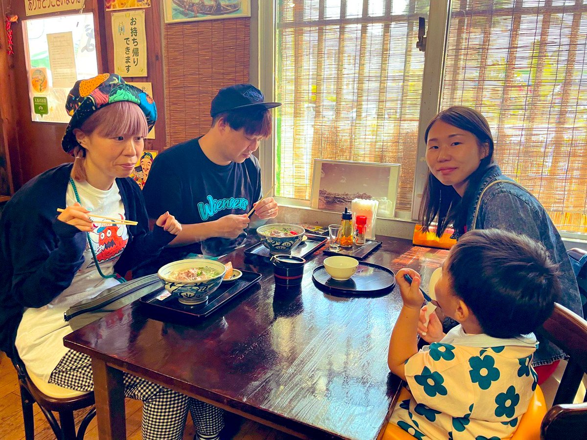 ma____mi____ko's tweet photo. 今日は誕生日でした〜👏
去年と同じ時期に同じ場所にいた🏖️
これは来年も行けるフラグか😎？
この1年もたのしくかわいく元気に生きたいと思いま〜す☺︎🩵🧡 https://t.co/9uGHYTXiqg