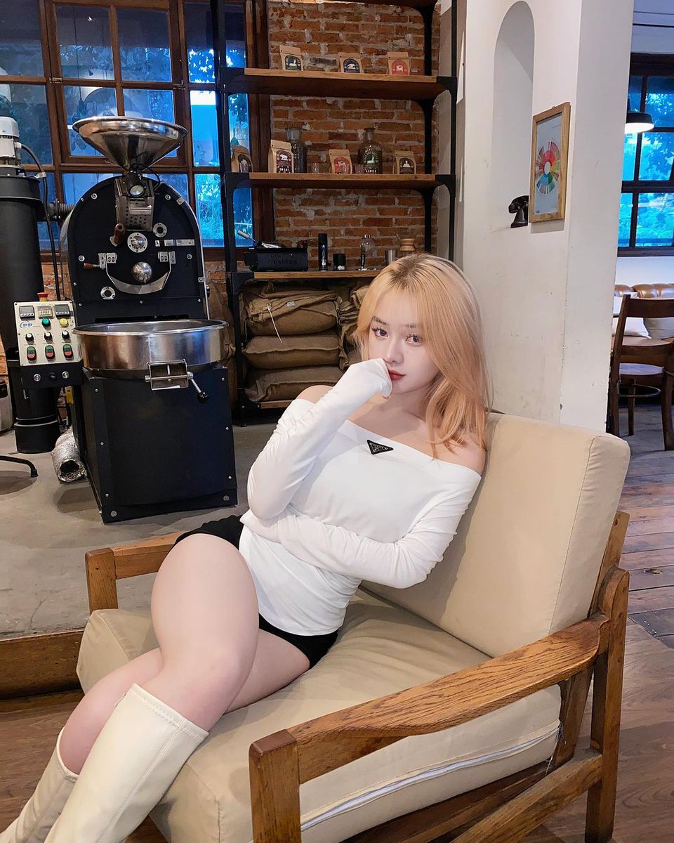 quynh_hanie's tweet photo. Tối nay, chúng ta cùng kết nối và tạo nên những khoảnh khắc đáng nhớ nhé😋
#Girls #VietNam #Xinh #Beatifulgirls https://t.co/Guu4879xJf