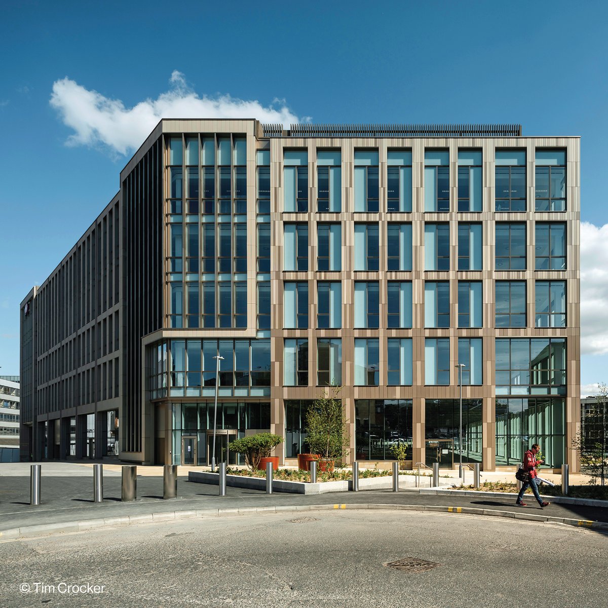 Grosvenor House sets the benchmark for the exceptional quality of @Sheff_HoC2. With wrap-around active frontage at ground floor dramatically transforming the surrounding streets, setting the tone for the vibrant phases of development that were to follow. #architect #Sheffield
