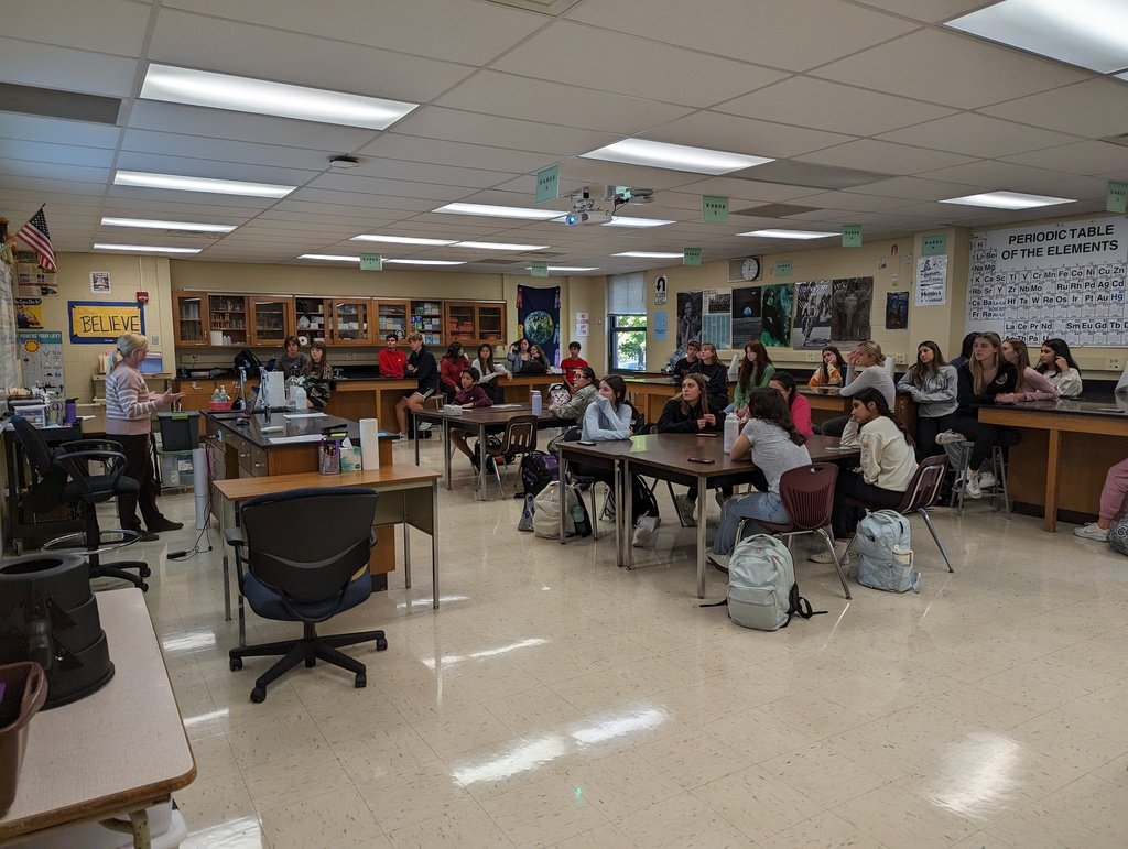 LWCentralKnight's tweet photo. Lincoln-Way Central High School's Environmental Action Club had an enlightening session with Erin Noon from Will County Green! She shared her expertise on monarch butterflies and the wonders of vermicomposting. #EnvironmentalEducation #MonarchButterflies #VermicompostingMagic https://t.co/c0KvZQAQrr