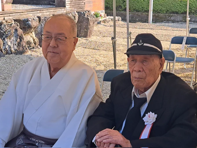 【#瑞鶴 戦没79年】79年前の10/25、フィリピン周辺海域では、複数の苛烈な海戦が繰り広げられ、多数の乗組員と共に様々な艦が喪われました。空母瑞鶴もその1隻。本日は #橿原神宮 の若桜友苑で毎年斎行される同艦の慰霊祭に参列。元噴進砲員の川内勝さん(写真は久保田宮司と)にもお会いできました。