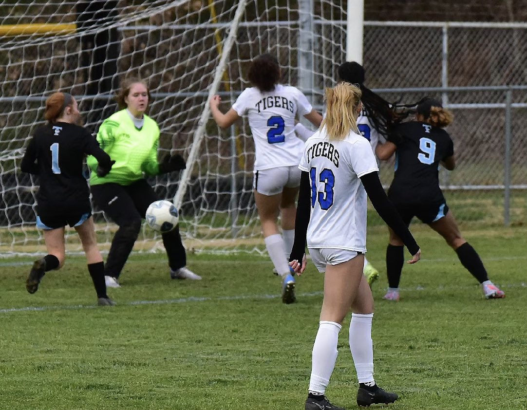 GabbyGSoccer's tweet photo. GOOAAALLLL!!!!! #Soccer #Recruit #RagsdaleTigers #HSVarsity https://t.co/oJ6ahq2Jhs