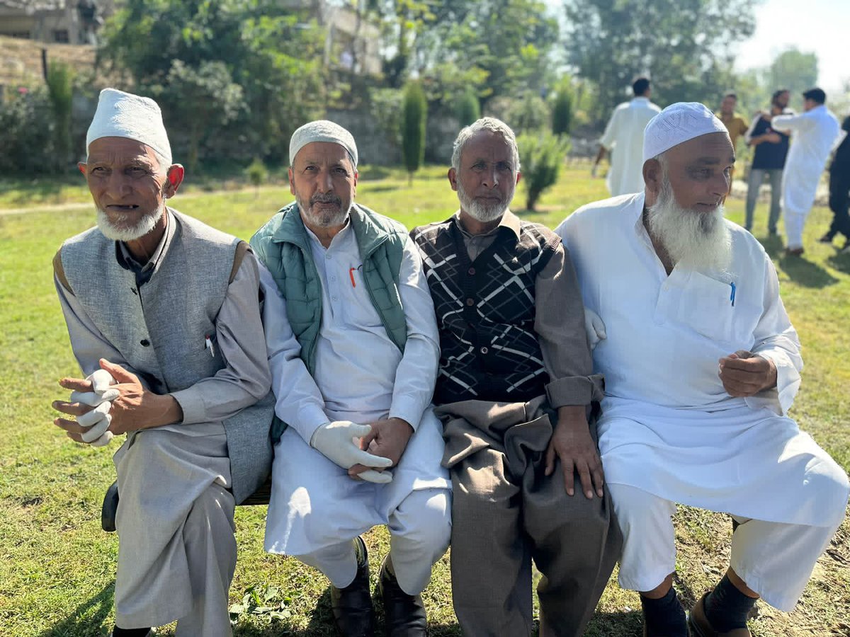 BadaltaSopore's tweet photo. Old friends, much like fine wine, only get better with time. 🍷 #TimelessFriendships
#Wednesdayvibe 
#Kashmir https://t.co/NIcumwKfiv