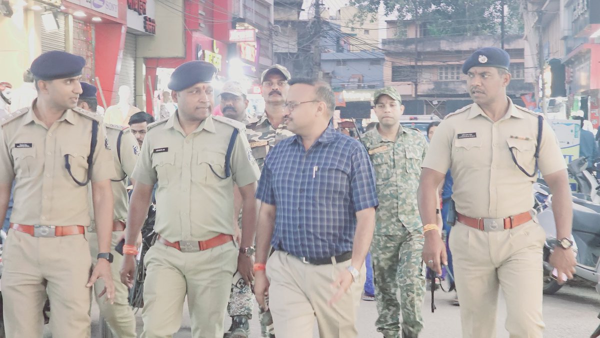 PoliceDurg's tweet image. ▪️ वरिष्ठ पुलिस अधीक्षक दुर्ग श्री राम गोपाल गर्ग के द्वारा दुर्ग क्षेत्र में की गई पैदल पेट्रोलिंग।

▪️ आगमी त्योहारी सीज़न को देखते हुए शहर के भीड़भाड़ वाले इलाको, बाजारों में सुरक्षा व्यवस्था को लेकर दिया गया आवश्यक दिशा निर्देश।
#Paidalpatrolling #Durgpolice #Sspdurg