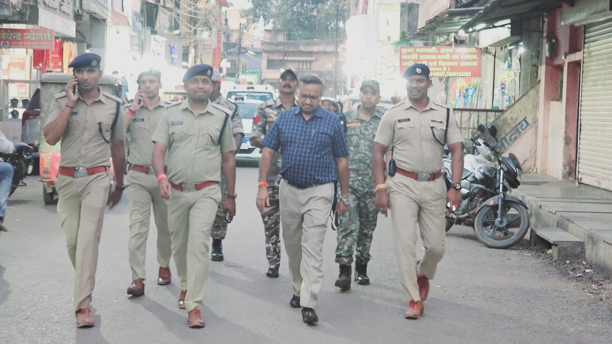 PoliceDurg's tweet image. ▪️ वरिष्ठ पुलिस अधीक्षक दुर्ग श्री राम गोपाल गर्ग के द्वारा दुर्ग क्षेत्र में की गई पैदल पेट्रोलिंग।

▪️ आगमी त्योहारी सीज़न को देखते हुए शहर के भीड़भाड़ वाले इलाको, बाजारों में सुरक्षा व्यवस्था को लेकर दिया गया आवश्यक दिशा निर्देश।
#Paidalpatrolling #Durgpolice #Sspdurg