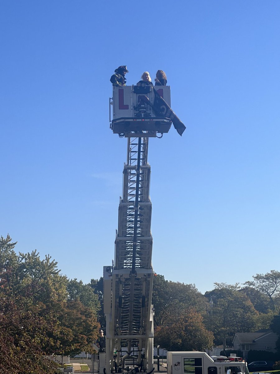 BarnumWoods's tweet photo. Firefighter Sisca and his team of firefighters from the EMFD are visiting Barnum Woods today! Students are enjoying learning about fire safety and are having so much fun seeing the fire truck vehicles outside! @emeadowschools #EMFD #Truesuperheroes https://t.co/ls0sr5hFzw