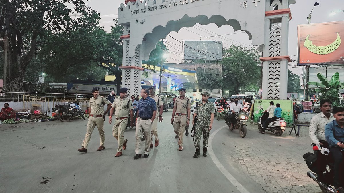 PoliceDurg's tweet image. ▪️ वरिष्ठ पुलिस अधीक्षक दुर्ग श्री राम गोपाल गर्ग के द्वारा दुर्ग क्षेत्र में की गई पैदल पेट्रोलिंग।

▪️ आगमी त्योहारी सीज़न को देखते हुए शहर के भीड़भाड़ वाले इलाको, बाजारों में सुरक्षा व्यवस्था को लेकर दिया गया आवश्यक दिशा निर्देश।
#Paidalpatrolling #Durgpolice #Sspdurg