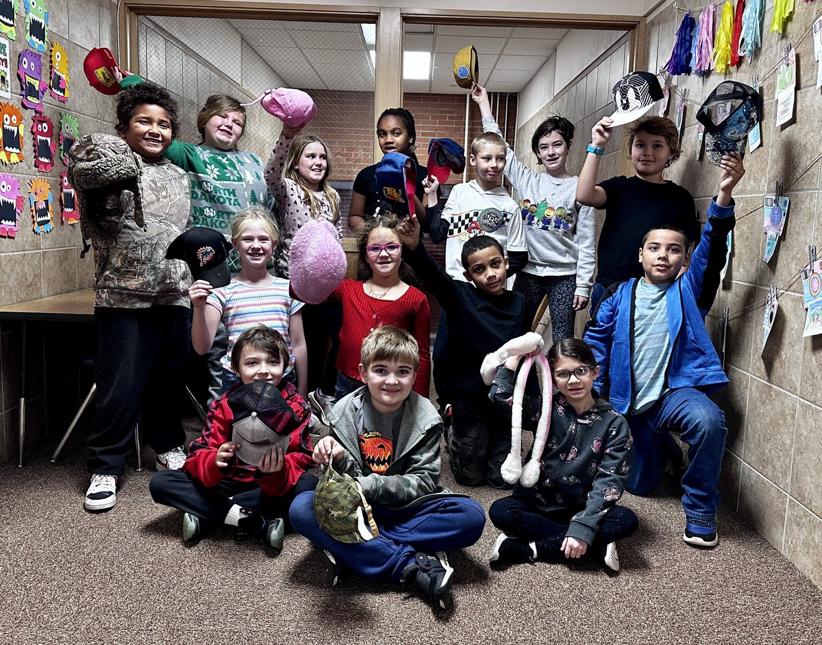 HonkolasClass's tweet image. Hats off to #RedRibbonWeek2023  #vikinglearners  #3rdgrade