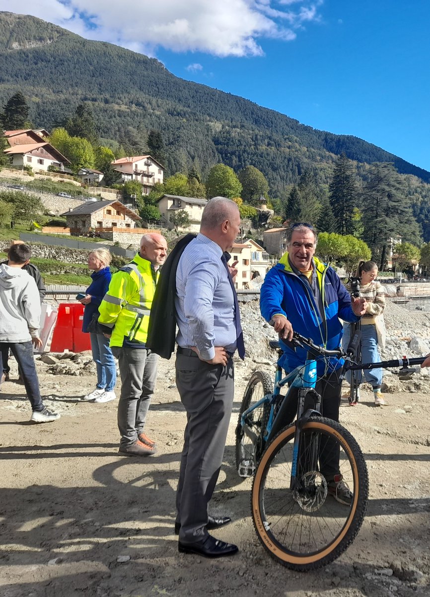 L’État respecte ses engagements !

A Venanson, Hugues Moutouh <a href="/prefet06/">Préfet des Alpes-Maritimes🇫🇷</a> prend un arrêté pour reconnaitre le caractère d'urgence des travaux dans les vallées suite à la #TempêteAline.

Une démarche accélérée et inédite pour un retour à la normale au plus vite.