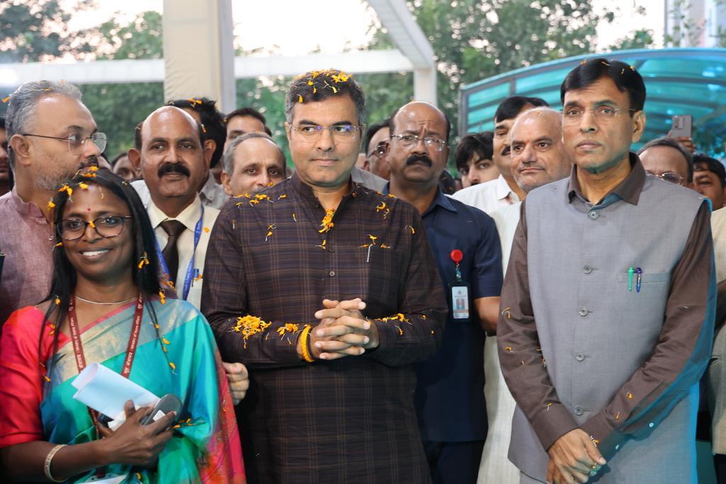 MoHFW_INDIA's tweet photo. #HealthForAll 

Dr @mansukhmandviya inaugurates Rural Health Training Centre (RHTC) Hospital in #Najafgarh, Delhi

We are witnessing the true spirit of our Hon’ble Prime Minister whose wisdom has enabled provisioning of this world class hospital as sanjeevani for the people of Najafgarh: Dr @mansukhmandviya

“Today even the most impoverished citizen has access to healthcare and no poor person should suffer due to lack of affordable health care”

“RHTC will address a long-standing healthcare access issue for all the local population and especially vulnerable and marginalized sections of the society. This hospital’s strategic location in Najafgarh will enable it to serve population of 13.65 lakh residing in 73 surrounding villages”

https://t.co/iFaBkfTFqr