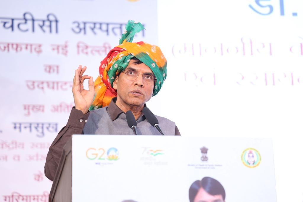 MoHFW_INDIA's tweet photo. #HealthForAll 

Dr @mansukhmandviya inaugurates Rural Health Training Centre (RHTC) Hospital in #Najafgarh, Delhi

We are witnessing the true spirit of our Hon’ble Prime Minister whose wisdom has enabled provisioning of this world class hospital as sanjeevani for the people of Najafgarh: Dr @mansukhmandviya

“Today even the most impoverished citizen has access to healthcare and no poor person should suffer due to lack of affordable health care”

“RHTC will address a long-standing healthcare access issue for all the local population and especially vulnerable and marginalized sections of the society. This hospital’s strategic location in Najafgarh will enable it to serve population of 13.65 lakh residing in 73 surrounding villages”

https://t.co/iFaBkfTFqr