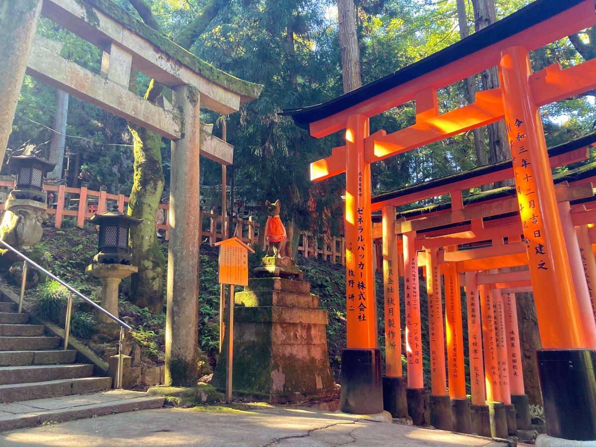 「先日、友人と大阪+京都旅行にて念願だった伏見稲荷神社行ってご利益いただいてきまし」|えずめのイラスト
