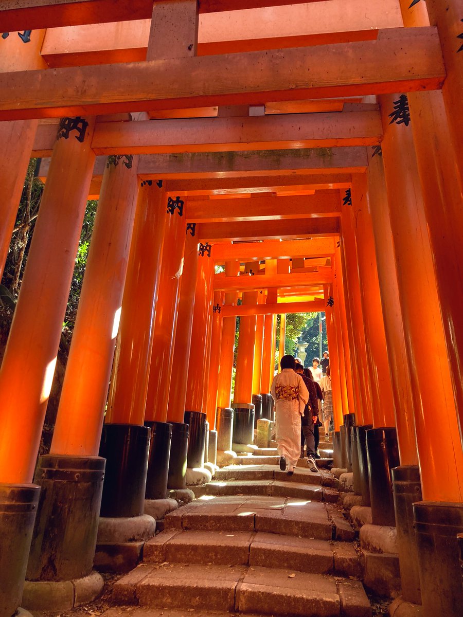 「先日、友人と大阪+京都旅行にて念願だった伏見稲荷神社行ってご利益いただいてきまし」|えずめのイラスト
