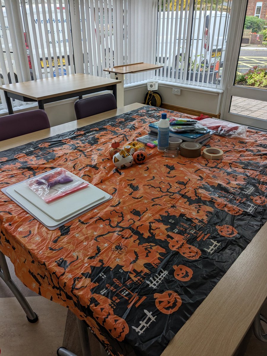 KatyFirth1408's tweet photo. Getting in the Halloween spirit and doing some pumpkin decorating in our activity group @wirralhospice today 🎃🕷️🧹 #palliativerehab #rehabgames #occupationaltherapy #thepowerofactivity https://t.co/MAmB4X9QIp