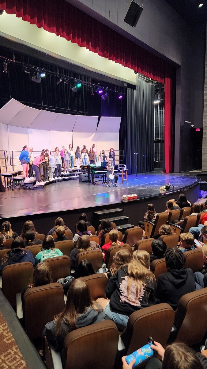 MrHiattMusic's tweet photo. Lucky to bring @JerlingJayhawks Choir and Chorale to sing for @SandburgChoir's Fall Invitational Concert! I miss being their director. https://t.co/S34ylcIQxC