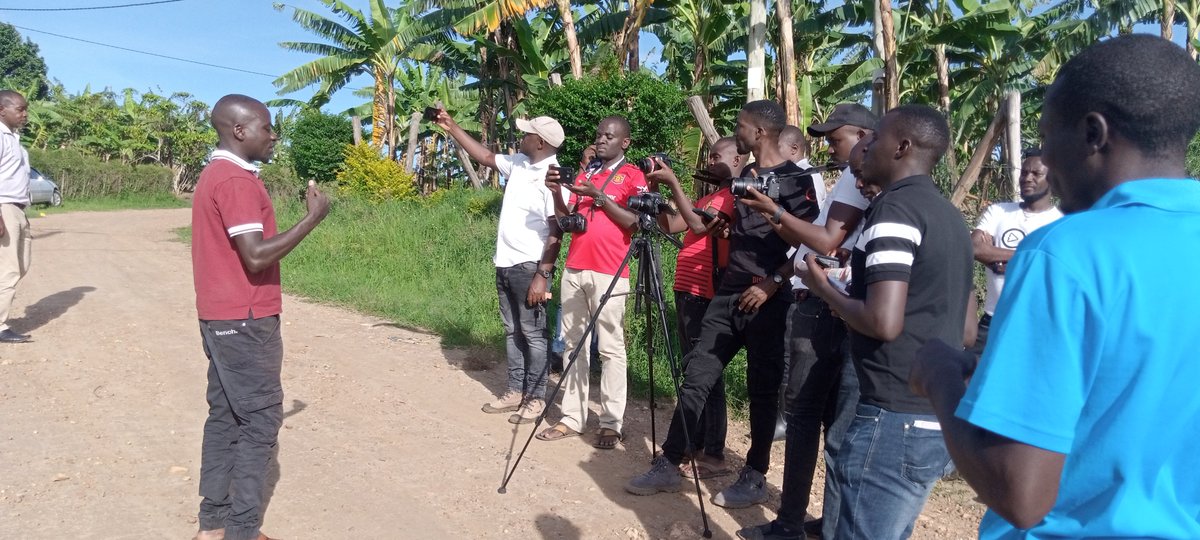 A section of Citizens that form Make Ntungamo Great (MANG) have embarked on awakening call to their leaders to perform their duties after seeing a big gap in service delivery amidst mismanagement of funds meant government projects and programs <a href="/ACODE_Uganda/">ACODE Uganda</a>, <a href="/tvwestUG/">TV West Nehinda</a>, <a href="/sky/">sky</a>