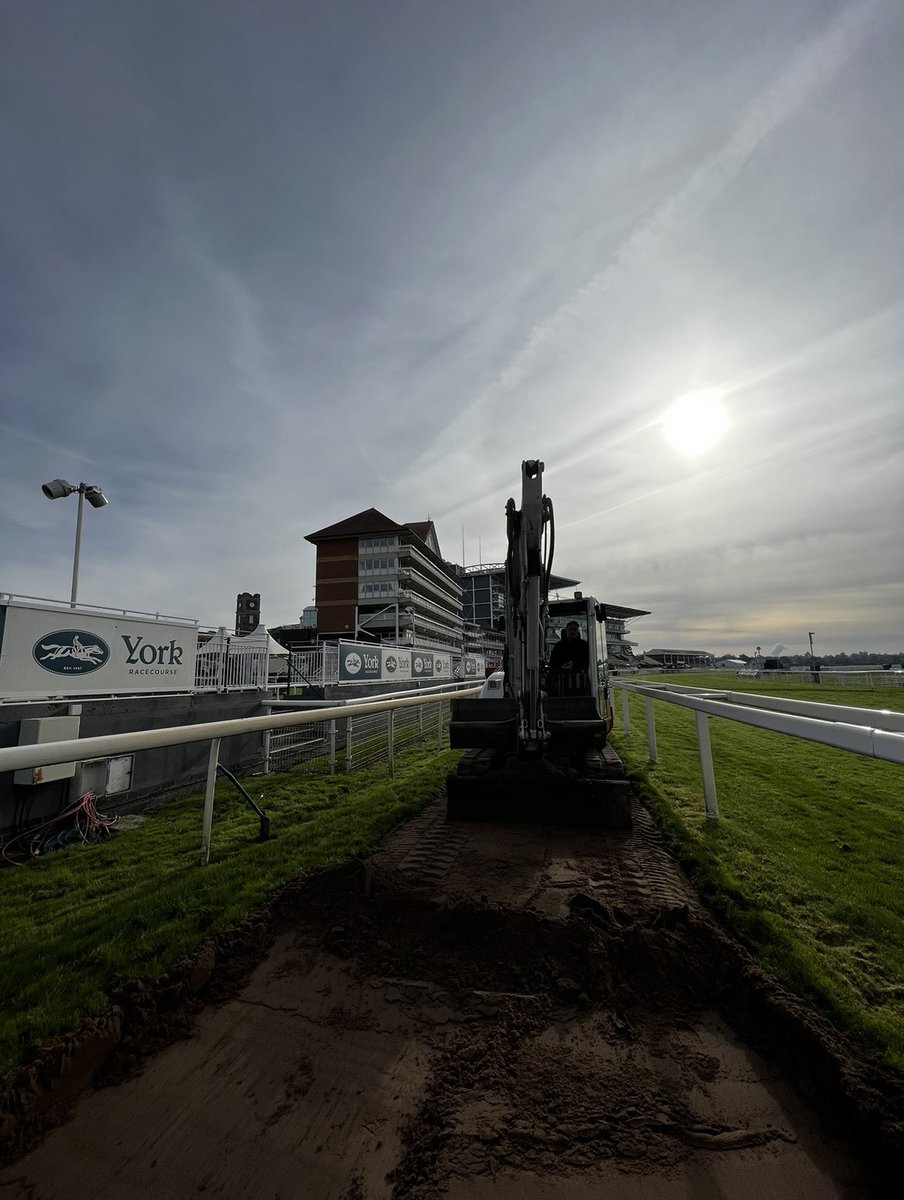 zacharias_jones's tweet image. Work underway at York Racecourse. 6” dug off, replaced with fibre rootzone, harrowed, compacted and seeded to bring body and strength to a high ware area💪🏻 @CSportsTurf
