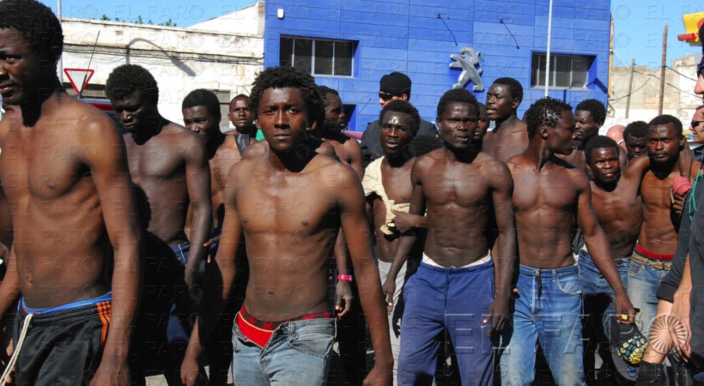 Dicen que son refugiados que vienen del hambre y de la guerra...
Pues yo sólo veo tíos jóvenes, fuertes y en edad militar. No hay mujeres, ancianos o niños.
Es una pura invasión tolerada y fomentada desde nuestro gobierno.