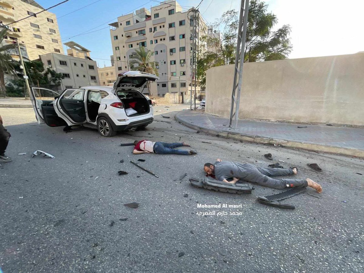 كانوا في طريقهم نازحين من الشمال نحو الجنوب بطلب من الاحتلال الإسرائيلي , ولكنه قصفهم في الطريق الآن شهداء وسط مدينة غزة 🇵🇸