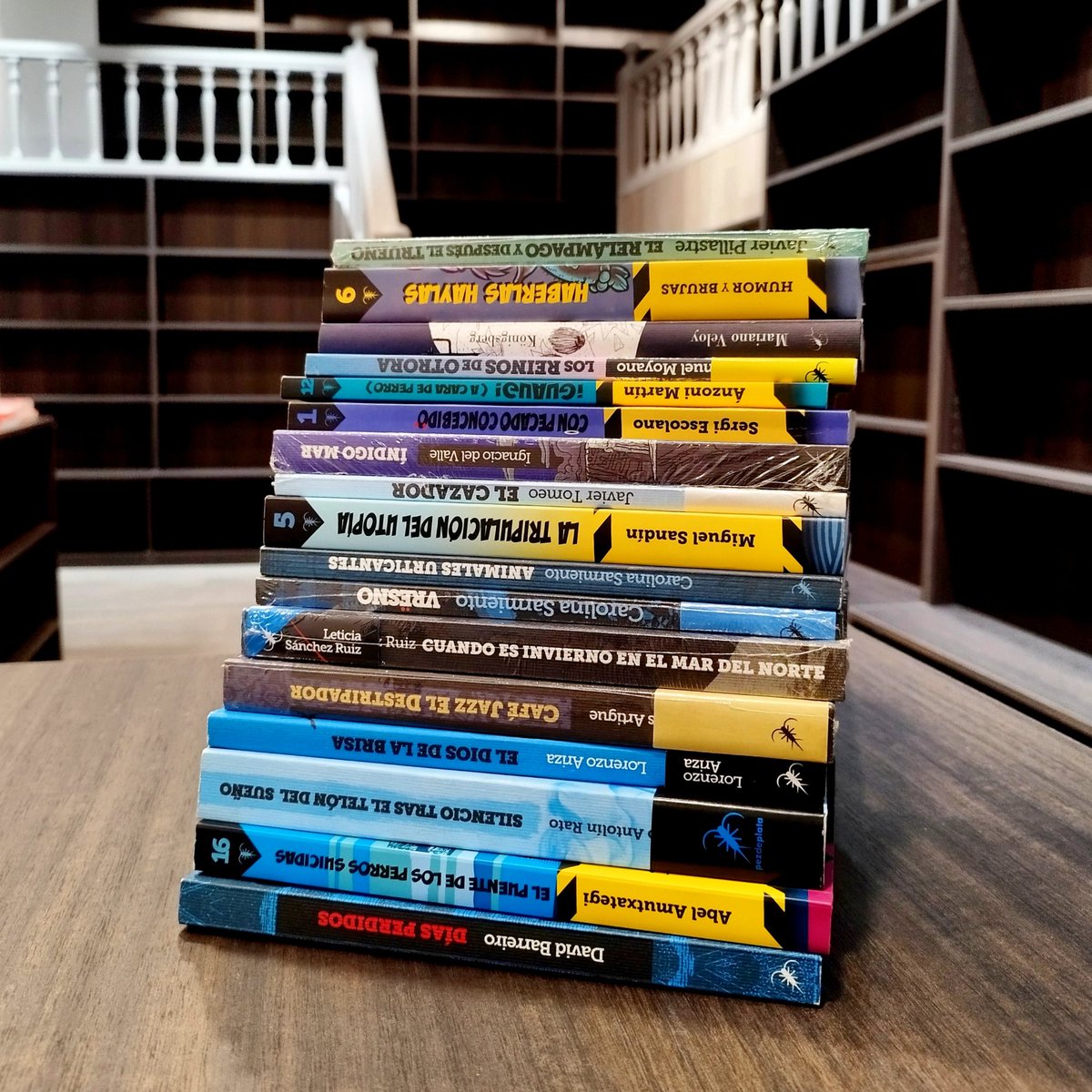 Todo al azul en los primeros libros de @mataderounolib 💣💥

#mataderouno #libreríaojanguren #librería #devoralibros #quetefolleunpez #pezdeplata