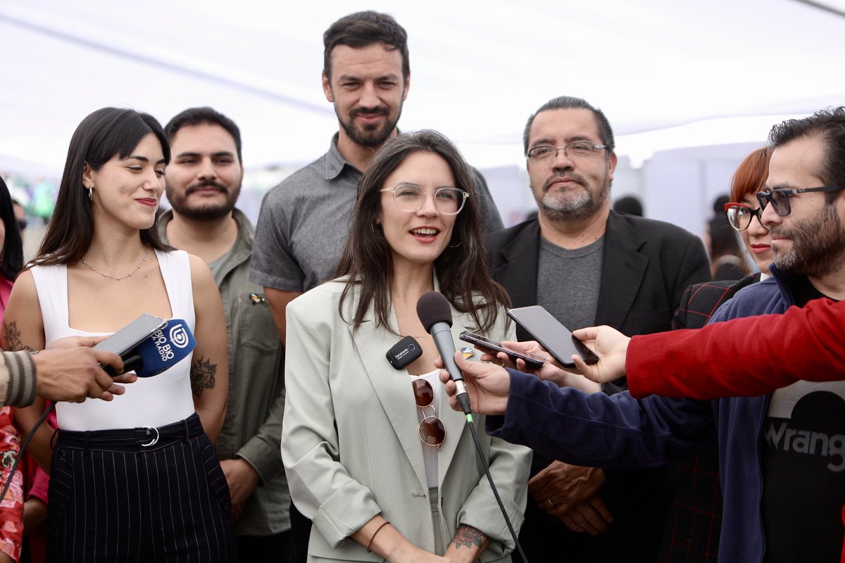 voceriagobierno's tweet photo. #VoceríaTeCuenta | 🧵¡Ya tenemos un solo lugar para encontrar todos los fondos concursables del Estado! La ministra @camila_vallejo junto a representantes de organizaciones sociales participan en el lanzamiento del Portal Único de Fondos Concursables del Estado en #Maipú. https://t.co/ivYpLKB0Hr