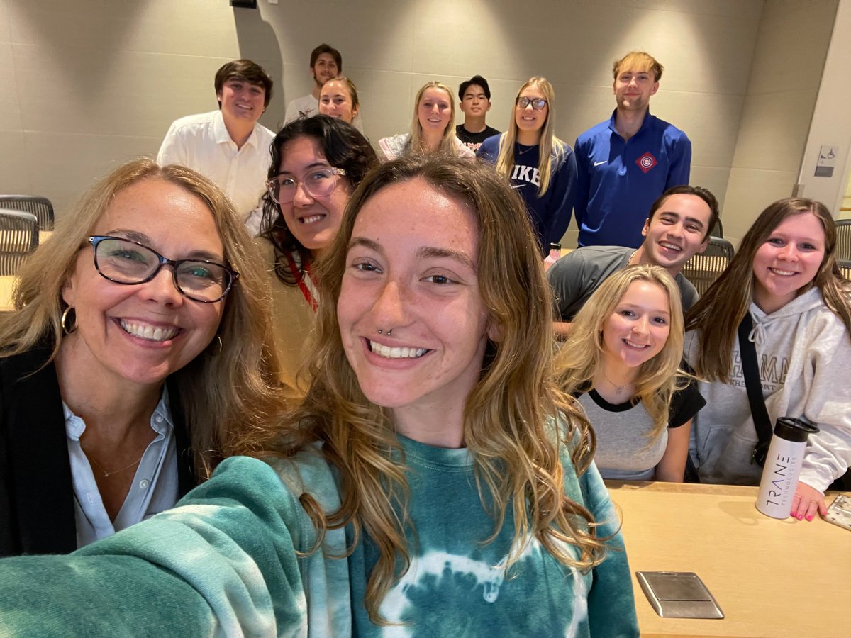 inkandkey's tweet photo. Well, this was just plain FUN! A huge thank you to the AMA - University of South Carolina for inviting me to come out last night and speak to their group about creating a personal brand. https://t.co/Lp1u3J3QzH