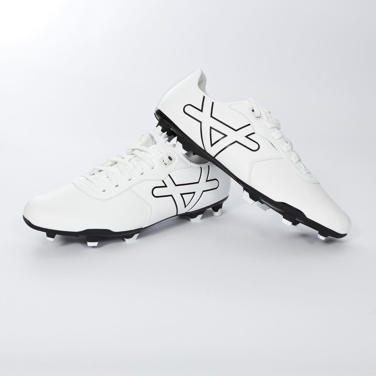 oxensportsuk's tweet photo. 𝔻𝕒𝕣𝕖 𝕥𝕠 𝕓𝕖 𝕕𝕚𝕗𝕗𝕖𝕣𝕖𝕟𝕥 

Introducing the Oxen Raptor Elite.

A moulded and perforated eva insole shapes perfectly to your foot for extra comfort without compromise. 

#oxensports #oxenboots #comfort #speedboots #widefit #rugbyboots #footballboots https://t.co/FogpOwZ4M2