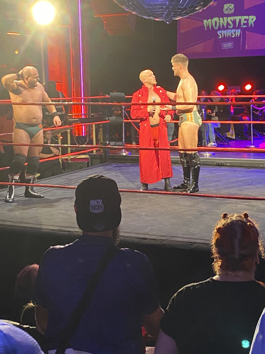 Davesewell04's tweet image. Post match pics as ⁦@dannyjoneswres⁩ shows #SpikeTrivet he’s more than capable oh cutting a promo, ⁦@Bronco_PW⁩ ⁦@murdoch_pw⁩ @r