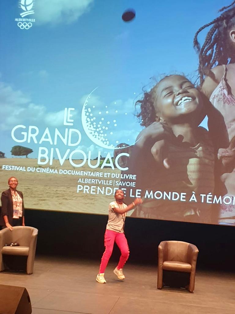Marcelia, notre ambassadrice de l'émancipation et de l'#ÉgalitéDesGenres, partage son combat lors du Festival Grand Bivouac 2023 en France. Elle met en avant le #rugby 🏉 comme solution pour briser les barrières. Merci à nos partenaires pour leur soutien. @Groupetelma <a href="/miarakap/">Miarakap</a>