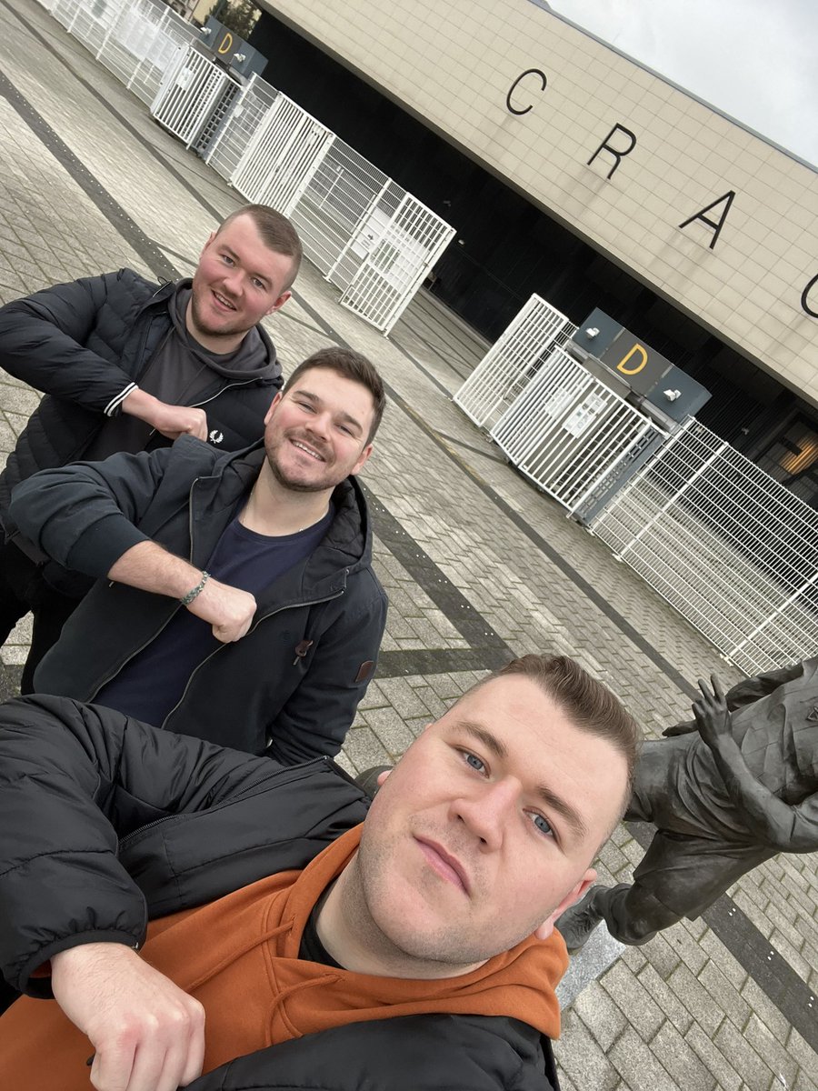 mattyrobbb's tweet photo. #LUFC in Krakow. Called at @Cli5hy old stomping ground and picked up a shirt to go with it. #MOT #20yardsor30yards #Cracovia @LUFC https://t.co/zQiReNUBaq