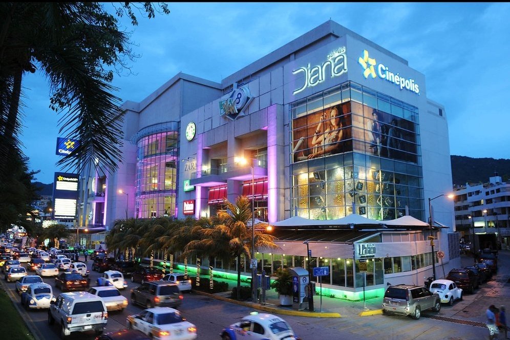 StormHQwx's tweet photo. Before and after photos of the Mall Galerias Diana, in Acapulco, Mexico.

#Acapulco #Mexico #HurricaneOtis #Hurricane #Otis #Huracan https://t.co/omCOuctZya