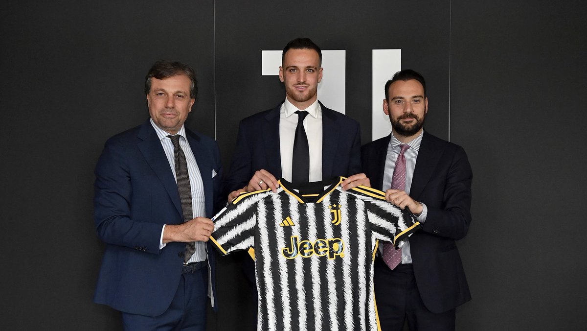 FabrizioRomano's tweet photo. ⚪️⚫️ Official, confirmed. Federico Gatti signs new deal at Juventus valid until June 2028. https://t.co/nR0O2vGfGT
