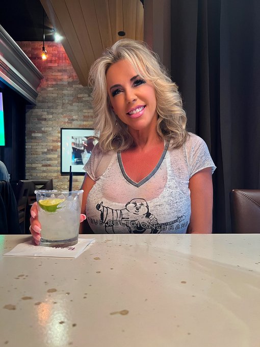Happy Hump Day! Cum have a drink with me a https://t.co/zcmbyTWLlj.. 😈😘 https://t.co/BkH8S3Hlnu