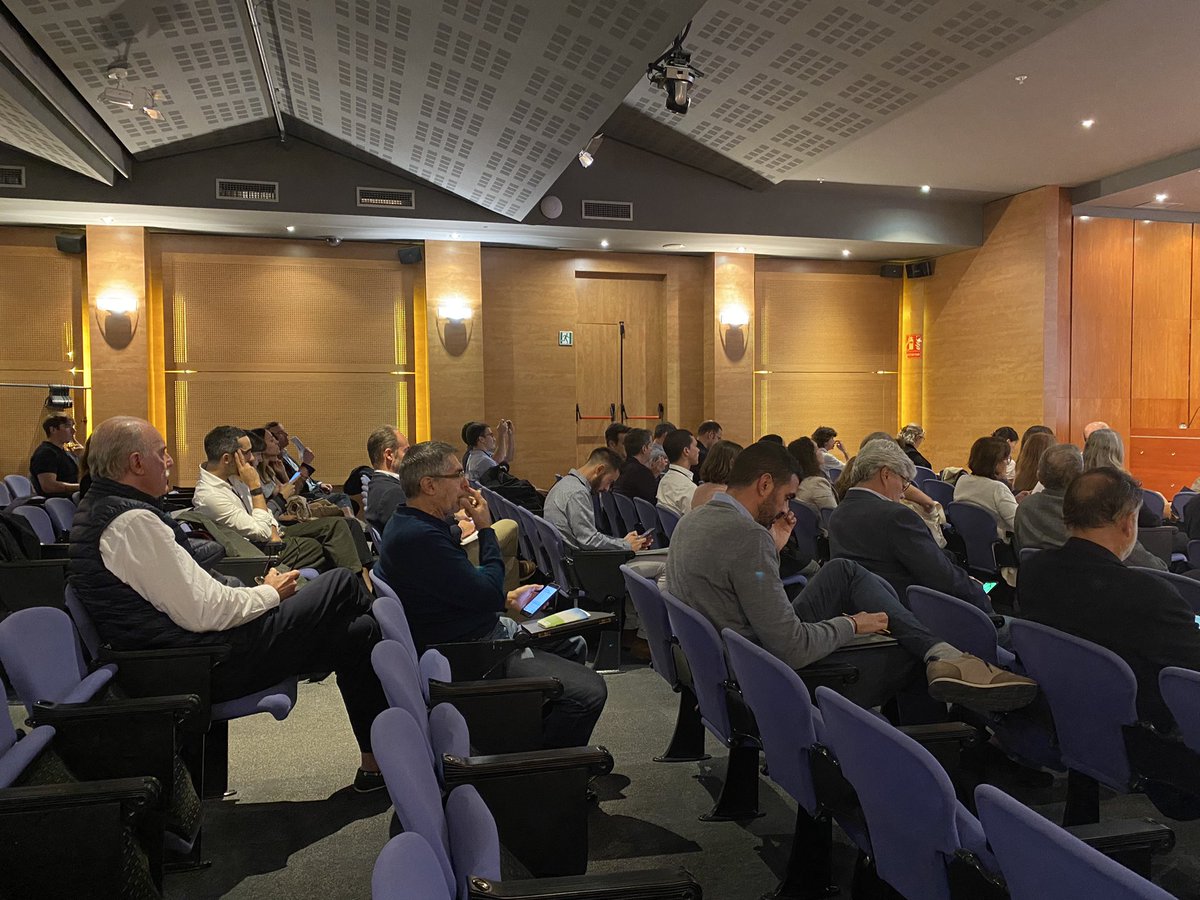 COMBarcelona's tweet photo. 👋 Avui celebrem la 33a edició del #ForumHealthcareBCN, punt de trobada d'emprenedors i inversors del sector de la salut 🩺
Comencem amb:
🔸Georgina Sorrosal de @COMBarcelona
🔸Fernando Zallo d'#ESADEBAN @ESADE
🔸@robertfabregat de @biocat_cat https://t.co/RKUuVBXHOM