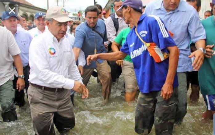 007Lola_Mento's tweet photo. Para estas horas @FelipeCalderon ya estaba recorriendo a pie las calles de Tlacotalpan, Veracruz para supervisar los daños causados por el huracán Karl. Eso es lo que hace un gran líder.

El inútil que tenemos en Palacio, amaneció sin preocupaciones aunque Guerrero está incomunicado.

Ah! Y  SIN FONDEN porque se lo robaron