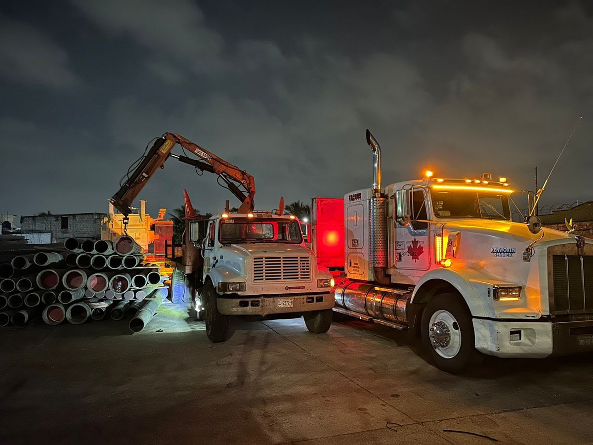 CFEmx's tweet photo. #CFEInforma | El paso del huracán Otis dejó 504,340 usuarios sin suministro eléctrico, de los cuales se ha restablecido vía remota a 202,932. En cuanto las condiciones lo permitan, el personal ingresará a laborar en sitio. https://t.co/RVSL4yAkPU https://t.co/tG1aGGWlWv