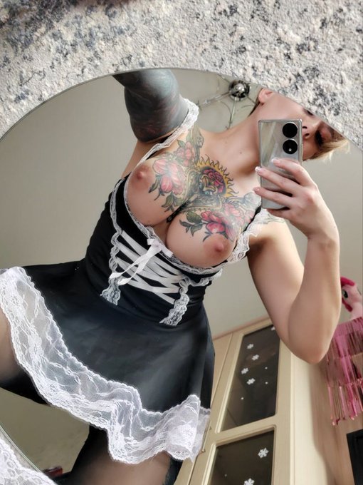 Do you think the mirror is clean enough, my boobs are clearly visible in it? 😛 Or should I wipe it again