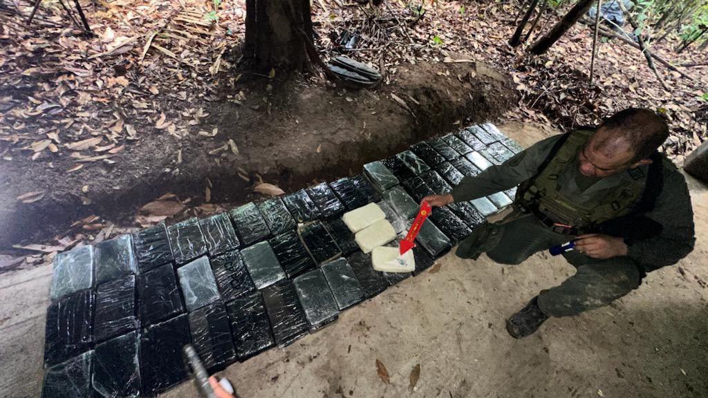 🚨Operación #RelámpagoDelCatatumbo la #FANB destruyó punto de abastecimiento logístico, campamento y laboratorio para el procesamiento de clorhidrato de cocaína, e incineró 
4.670 kg  de cocaína, 1.700 Litros de acetona, 1. 900 Litros de gasolina  y 1.300 litros de gasoil⬇️