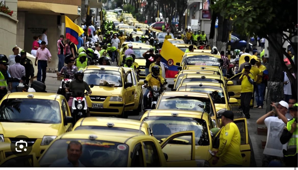 AntonioJCorreaJ's tweet photo. #ProtestarEs El Gremio de taxistas, esta en su derecho pero sin bloqueos arbitrarios que implican, perjudicar a otros ciudadanos q también tienen derechos, a la libre movilidad.
Hago un llamado a la Cordura y a un pronto acuerdo entre las partes ya que el dialogo se debe sobreponer a la violencia.
A 4 días de las elecciones toda protesta se deslegitima. @petrogustavo @MinTransporteCo @Bogota @PoliciaColombia