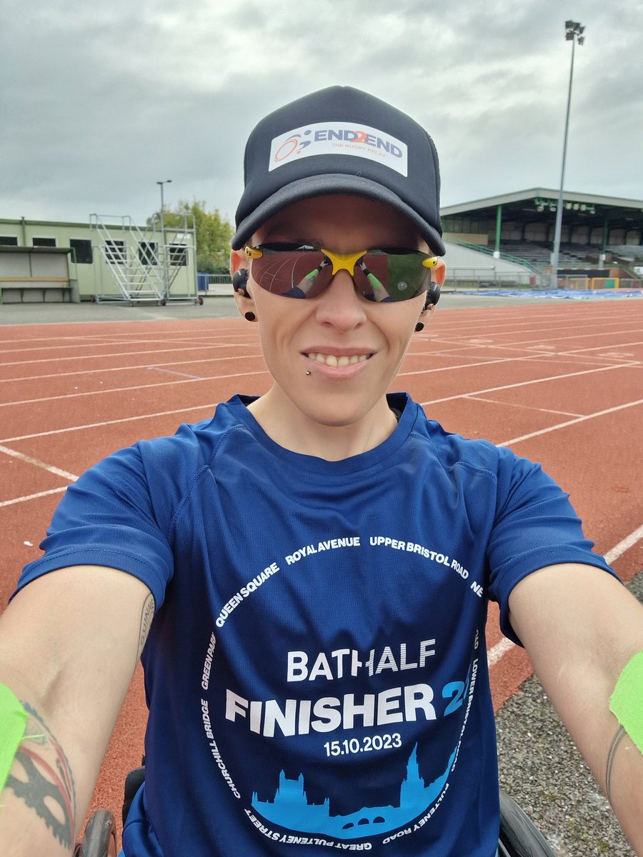 LexiAlyx's tweet photo. It's great to be back training again after a few days off, post half marathon WR. Had a really positive track session. Nice n fast! 👌 Great prep for things to come. Also, it's the 1st time wearing the new logo for Jogle. #End2End #rugbyrelay #endurance #crps #exeterarena https://t.co/4pFYJFNRP8