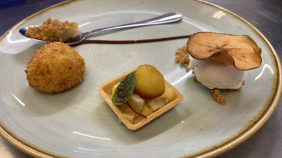 All about the simple apple dessert at last nights formal hall <a href="/SPC_Oxford/">St Peter's College</a> with <a href="/EifionDavies12/">Eifion Davies</a> #apple